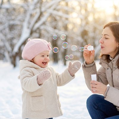 Bonnet bébé fille rose, maman fait des bulles avec son enfant