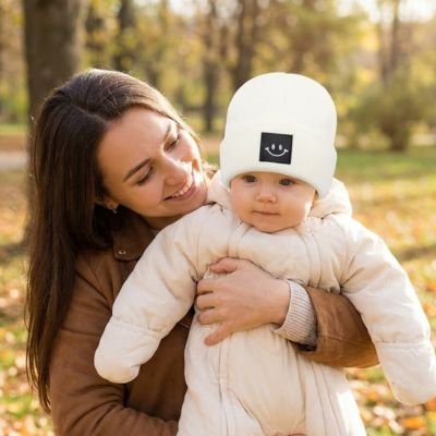 Bonnet bébé garçon blanc maman qui tient son bébé habillé confortablement