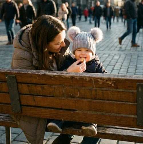 Bonnet bébé gris maman nourrit son enfant