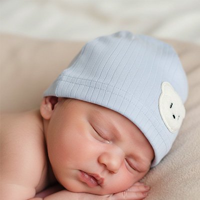 Bonnet bébé naissance bleu, bébé en dormi