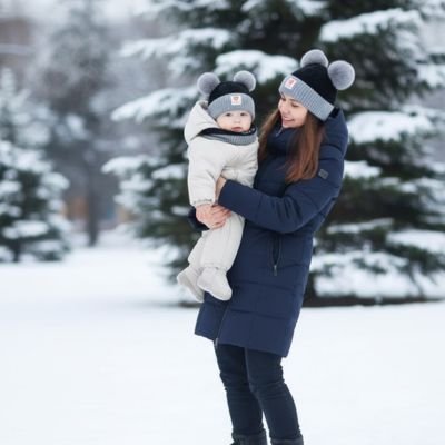 Bonnet bebe  noir gris, maman porte son enfant qui regarde ver l'avant