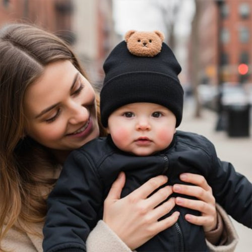 Bonnet bébé noir, maman tient son enfant