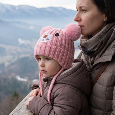 Bonnet bebe rose maman admire le paysage avec son enfant