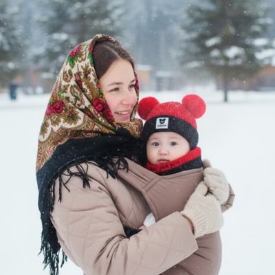 Bonnet bebe rouge noir maman et bébé bien couvert dans la neige