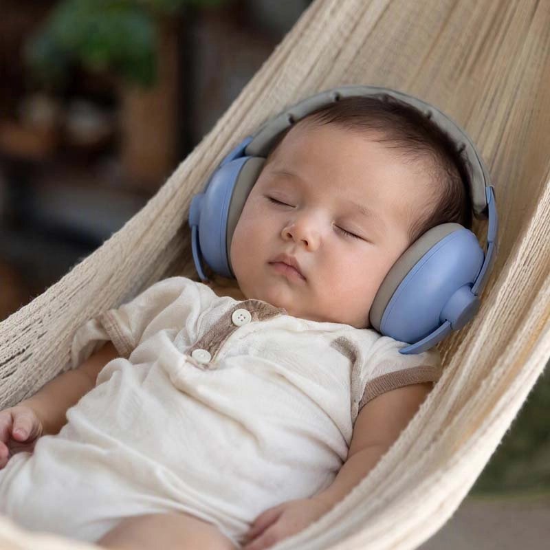 Casque anti bruit bebe bebe qui dort confortablement