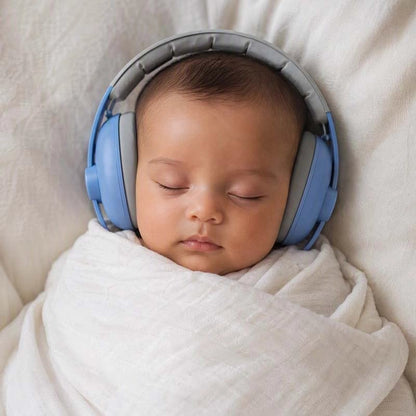 Casque anti bruit bebe bleu bebe qui dort tranquillement dans son lit