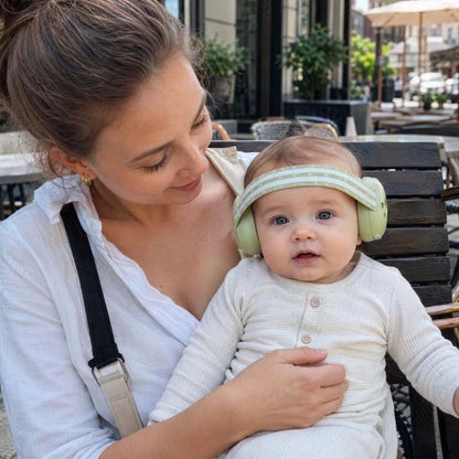 Casque anti bruit bébé vert maman regarde son enfant qui regarde face a la camera