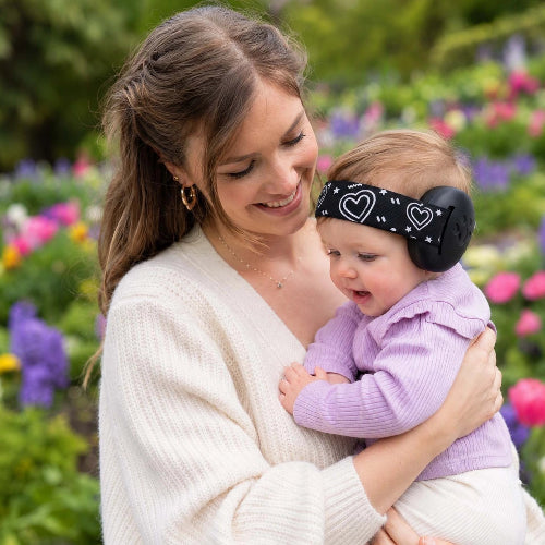 Casque anti bruit  pour bébé, maman qui regarde son enfant en souriant