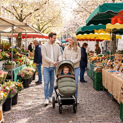 chancelière bébé vert bébé dans la poussette avec ses parents au marché