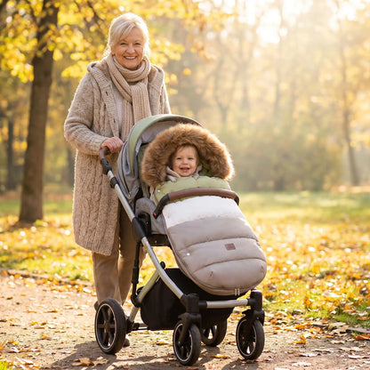 chancelière pour poussette vert blanc et gris bébé bien confortable avec sa grand maman au parc
