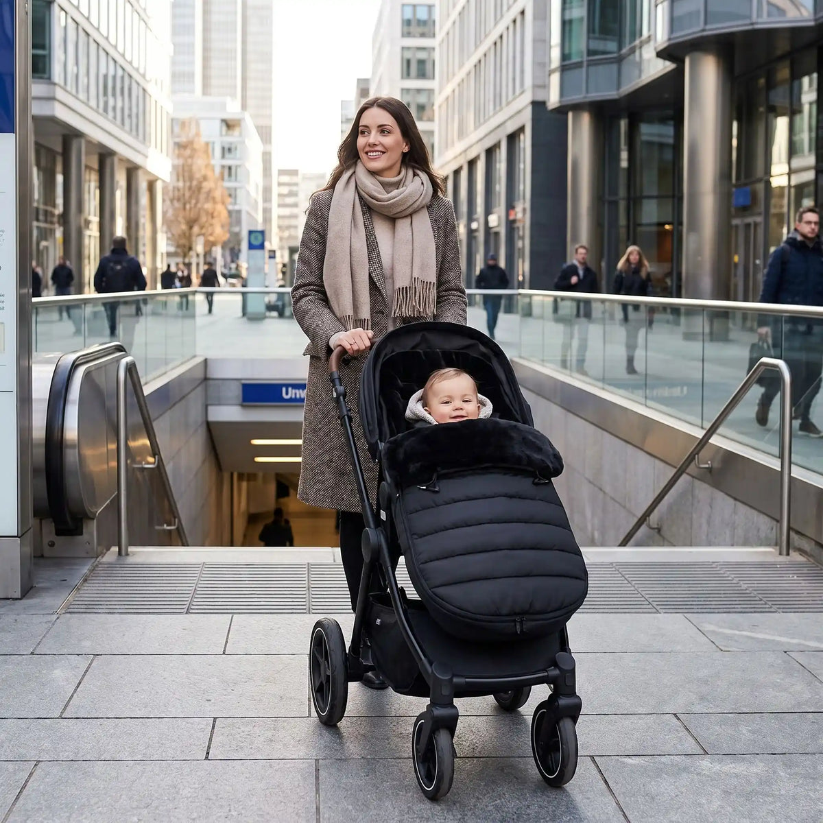 chanceliere poussette bebe noir, bébé dans sa poussette à la sortie du metro avec sa maman