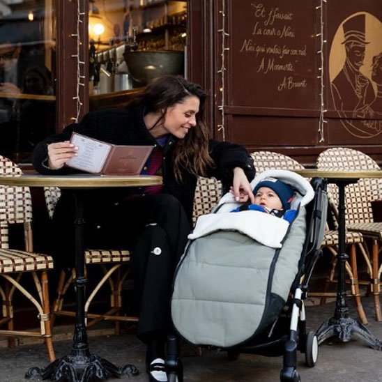 Chanceliere poussette gris bébé bien protégé avec sa maman