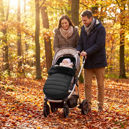 chanceliere poussette bebe noir, bébé dans sa poussette avec ses parents  dans le bois en automne