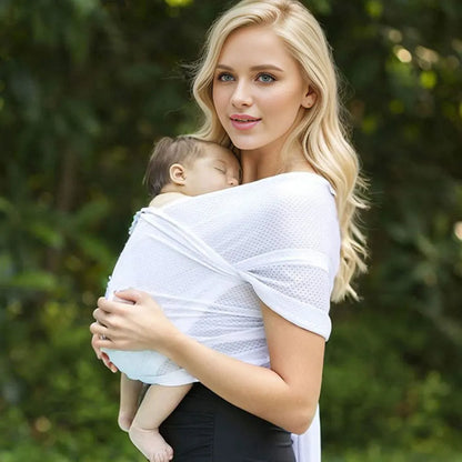 Écharpe de portage bébé blanc qui garde bébé confortablement contre sa maman