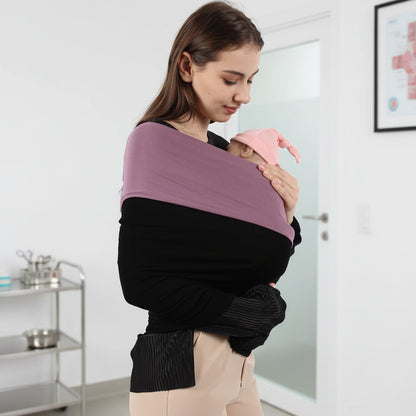 Écharpe de portage bébé noir, maman à la clinique avec bébé