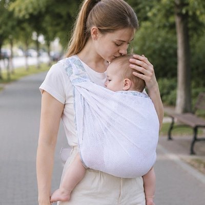 Echarpe de portage blanc, maman donnant un bisou de protection éa son bébé