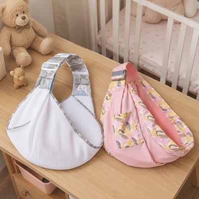 Echarpe de portage, blanc rose, rangés sur une table