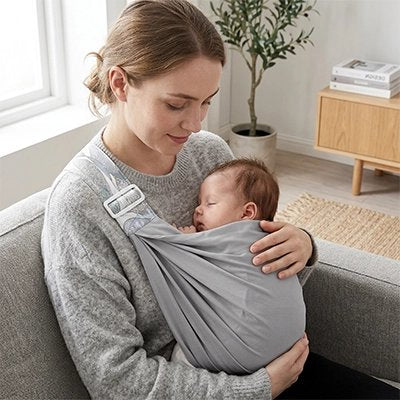 Echarpe de portage gris bébé dort en sécurité dans les bras de sa maman