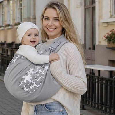 Echarpe de portage gris, bébé souriant en securité avec sa maman