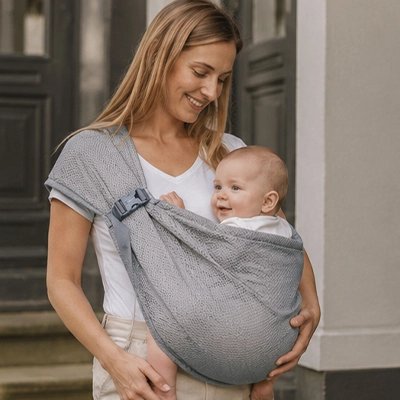 Echarpe de portage gris, maman souriante regardant son bébé