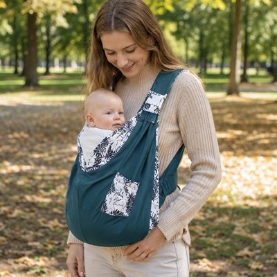 Echarpe de portage vert foncé, maman au parc avec son bébé