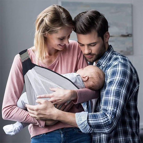 Echarpe de portage gris papa et maman réunis avec bébé