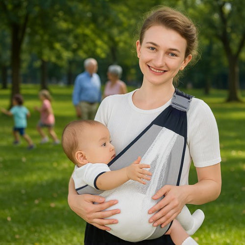 Echarpe de portage gris une maman toute souriante qui porte son bébé