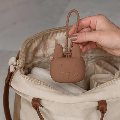La boite a tetine​ marron que maman met dans le sac 
