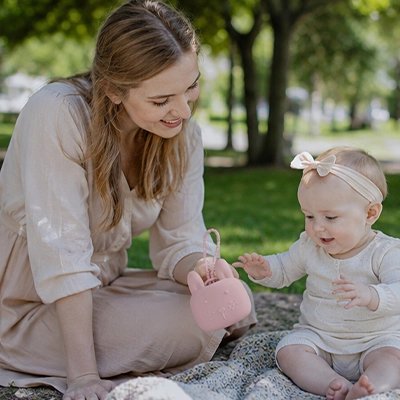 La boite a tetine​ rose maman s'amuse avec bébé