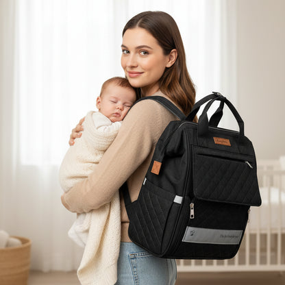 sac à langer sac à dos noir maman qui porte son bebe endormi dans les bras