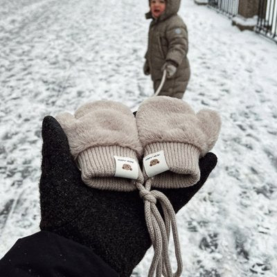 Moufle bébé kaki, maman presente la  paire de mitaine de l'enfant