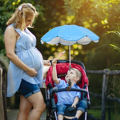 Ombrelle pour poussette​ bleu, maman enceinte avec son fils dans la poussette