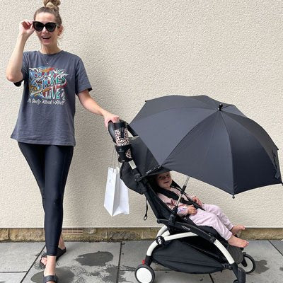 Ombrelle pour poussette​ gris maman sur la véranda avec son enfant 