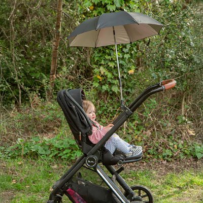 Ombrelle pour poussette​ gris qui protège l'enfant dans sa poussette