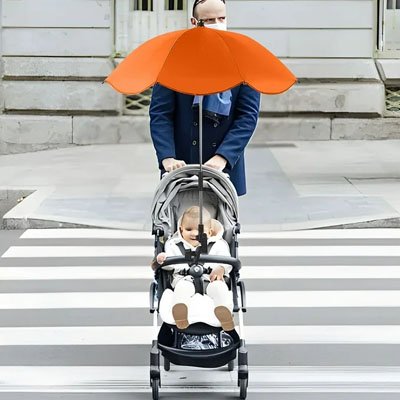 Ombrelle pour poussette​ orange papa qui traverse la route avec son enfant