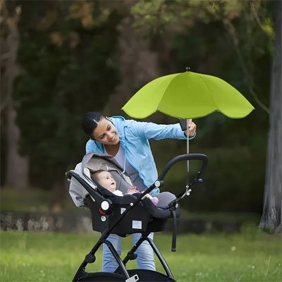 Ombrelle pour poussette​ vert maman qui fait un selfie avec son fils 