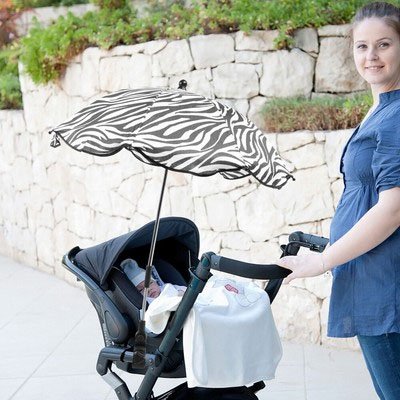 Ombrelle pour poussette​ zèbre maman fait une marche avec son bébé 