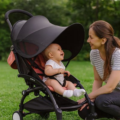 Par soleil pour poussette​ noir bébé qui rit avec sa maman