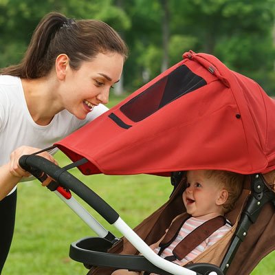 Par soleil pour poussette​ rouge maman qui sourit à son bébé
