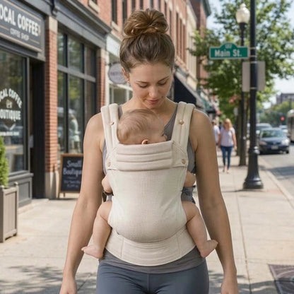 Porte bebe beige maman dans la rue avec son bébé les mains libres