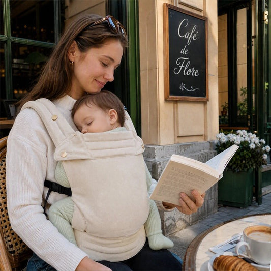 Porte bebe beige maman prend un café en lisant son roman