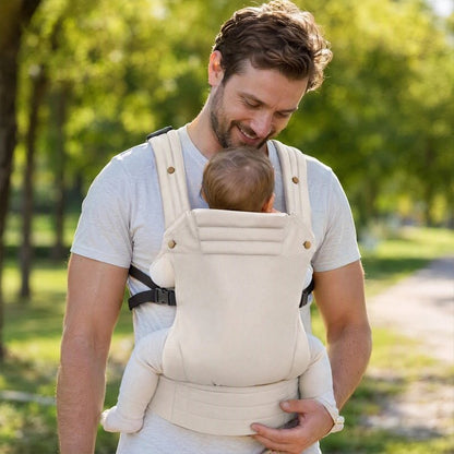 Porte bebe beige papa qui porte son enfant contre lui en face à face 