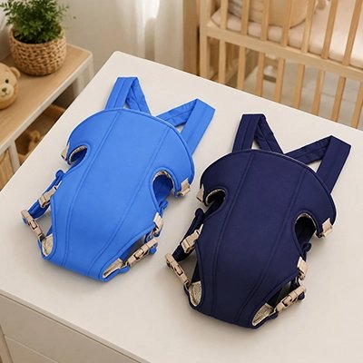 Porte bebe bleu et bleu foncé posés sur la table