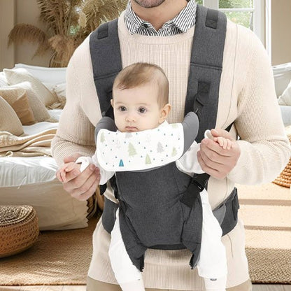 Porte bébé gris bébé pausé  avec son papa au salon dans son porte bébé