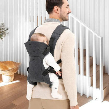 Porte bébé gris, papa portant son bébé au dos tranquillement