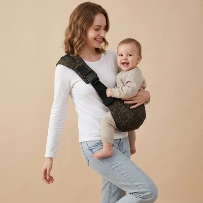 Porte bebe motif léopard, bébé en sécurité avec sa maman toute souriante 