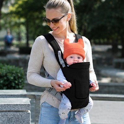Porte bébé noir, bébé en balade avec sa maman