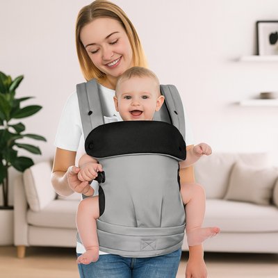 Porte bébé physiologique gris, maman qui porte son bébé face à l'avant