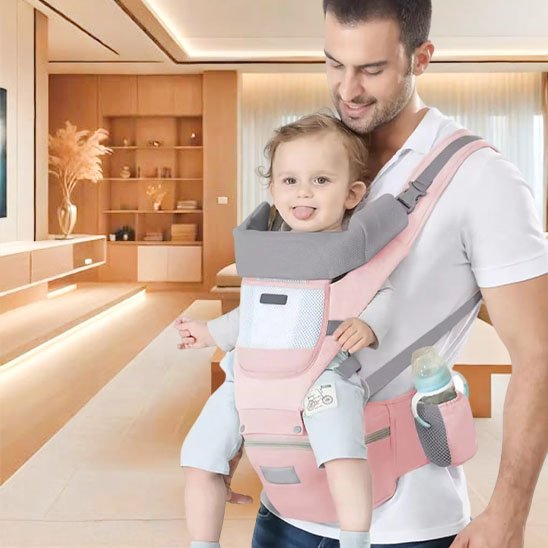 Porte bebe rose, papa porte un bébé, qui est assis confortablement face vert l'avant.