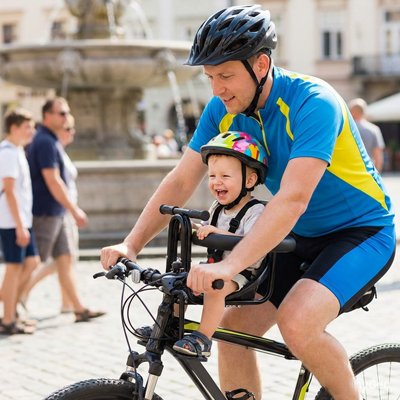 Porte bebe vélo noir, bébé faisant du cyclisme avec son papa